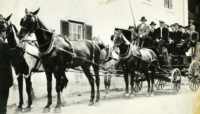 1913 Hamillton Princess Tallyho sight-seeing service